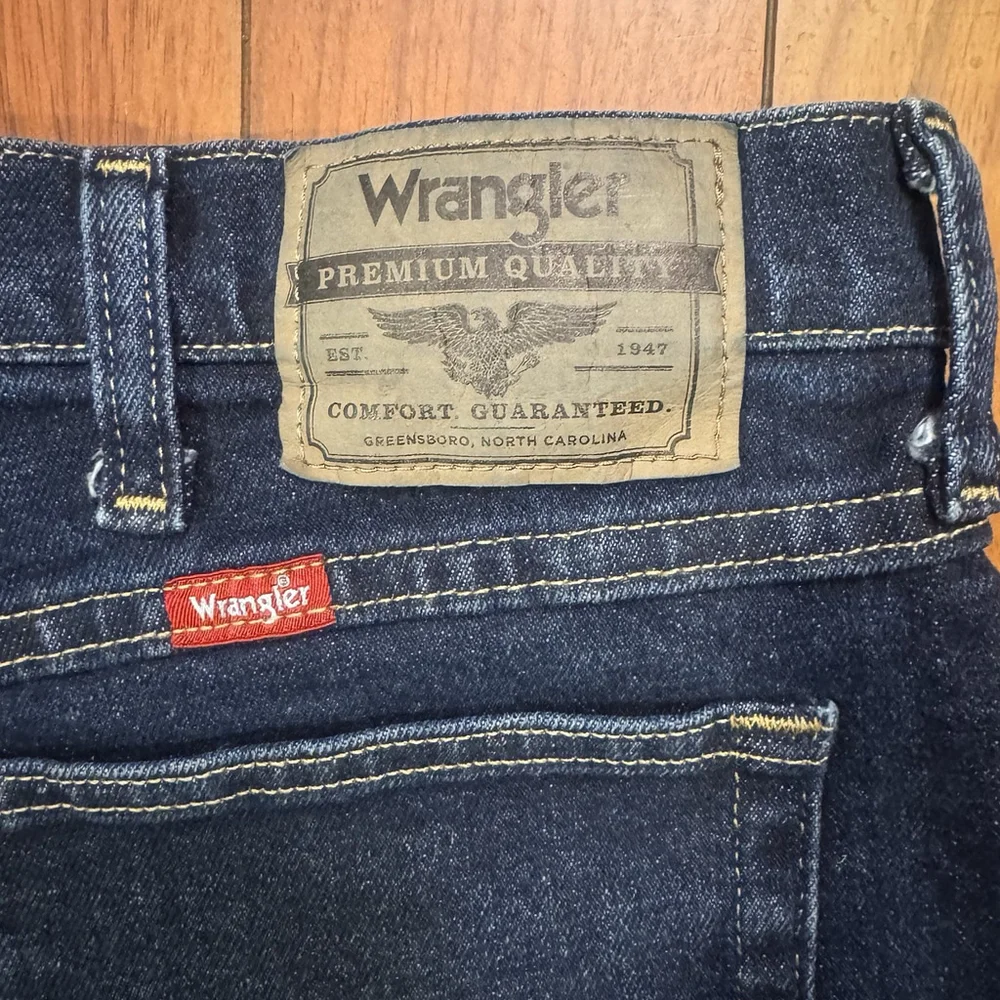 NWT Wrangler Regular Fit Size:34x32 Regular Fit Jeans Straight Dark Wash Men